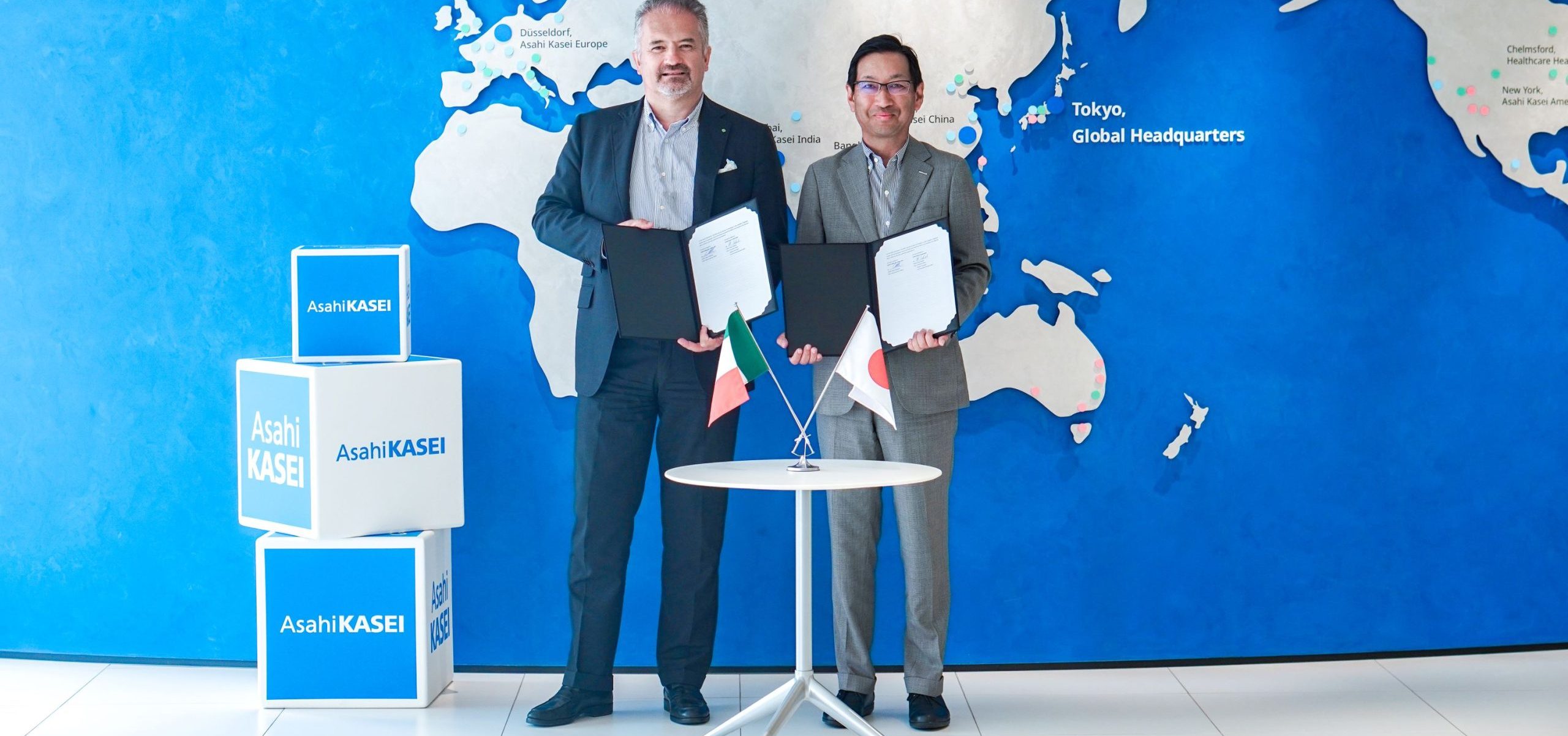 Paolo Dellacha of De Nora (left) and K enji Takeda of Asahi Kasei (right)