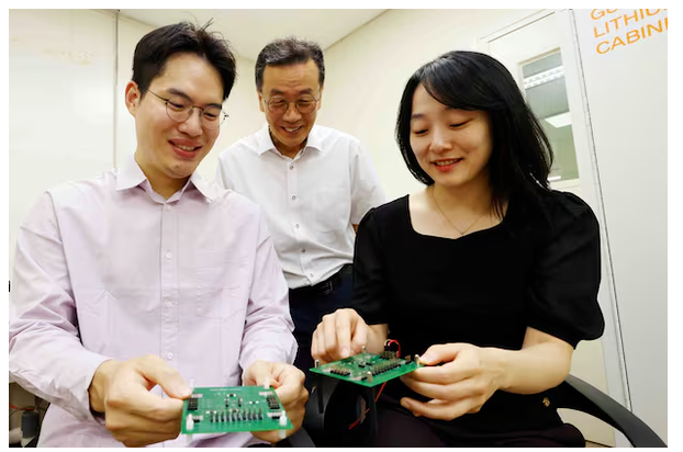 From left: Lee Young-nam, a Ph.D. candidate at the Department of Electrical Engineering at KAIST, Prof. Lee Sang-kook and Prof. Kwon Kyung-ha. [Provided by KAIST]