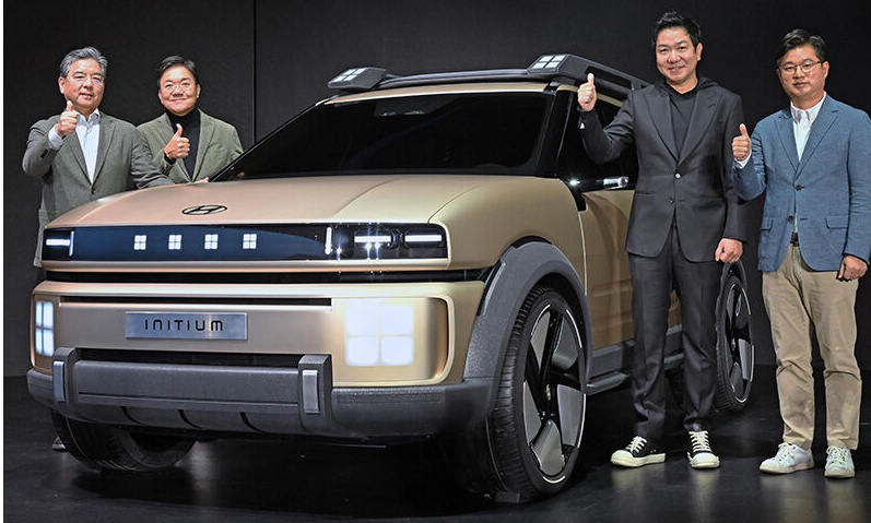 Hyundai Motor Reveals INITIUM Hydrogen FCEV Concept (from left) Jaehoon Chang, President and CEO of Hyundai Motor Company; Chang Hwan Kim, Senior Vice President and Head of Electrification Energy Solutions Tech Unit; SangYup Lee, Executive Vice President and Head of Hyundai and Genesis Global Design; and JinHwan Jung, Senior Vice President and Head of Vehicle Development Tech Unit 2