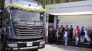 Shri Nitin Gadkari, Hon’ble Union Minister of Road Transport & Highways, Shri Pralhad Joshi, Hon’ble Union Minister of New and Renewable Energy along with Mr. Girish Wagh, Executive Director, Tata Motors flag-off country’s first Hydrogen Truck Trials. Image source: Press Release Tata Motors