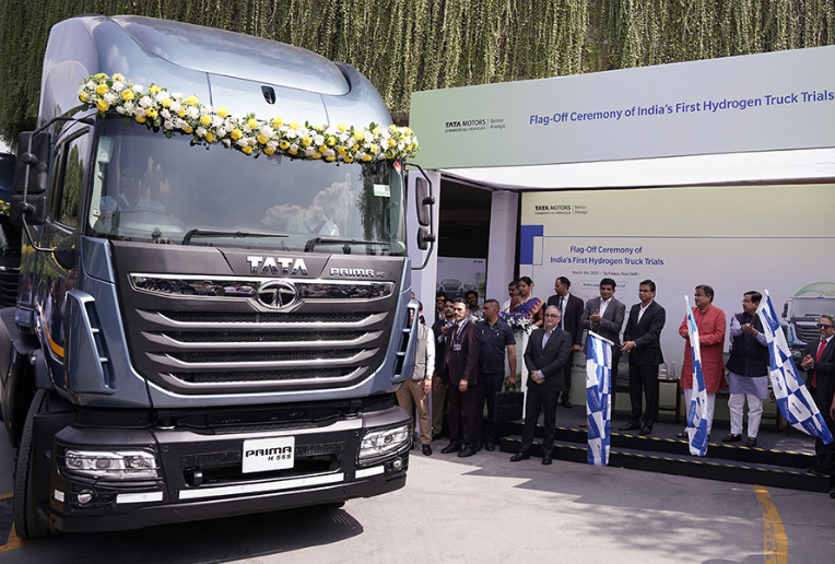 Shri Nitin Gadkari, Hon’ble Union Minister of Road Transport & Highways, Shri Pralhad Joshi, Hon’ble Union Minister of New and Renewable Energy along with Mr. Girish Wagh, Executive Director, Tata Motors flag-off country’s first Hydrogen Truck Trials. Image source: Press Release Tata Motors