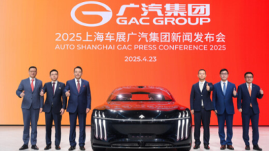 GAC executives pictured with the concept car-EARTH