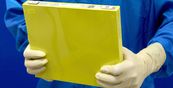 An employee holds a full-size prototype LMR battery cell at the General Motors Wallace Battery Cell Innovation Center in Warren, Michigan. Photo by Steve Fecht for General Motors. Image source: GM