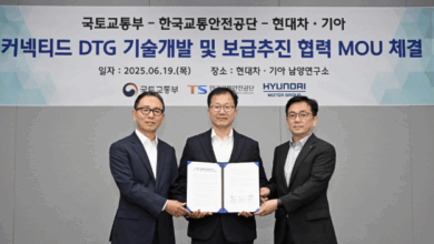 Park Sang-hyun, left, vice president at Hyundai Motor, poses with Jeong Chae-gyo, center, director at the Ministry of Land, Infrastructure and Transport and Han Jung-heon, head of mobility policy division at the Korea Transportation Safety Authority, at the carmaker's Namyang R&D Center in Hwaseong, Gyeonggi Province, Thursday. Courtesy of Hyundai Motor