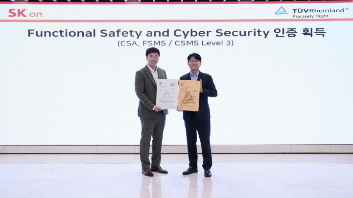 Park Ki-soo, right, head of research and development at SK On, poses with Noh Jin-pyo, head of functional safety and cybersecurity in Asia Pacific at TUV Rheinland, at a certification awarding ceremony at SK On's research and development center in Daejeon. Image source: SK On