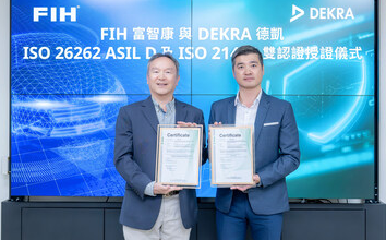 Aaron Lee, Managing Director of DEKRA Taiwan (right), presented the ISO 26262 and the ISOSAE 21434 Certifications to Dr. Wen-Yi Kuo, Vice President of FIH.